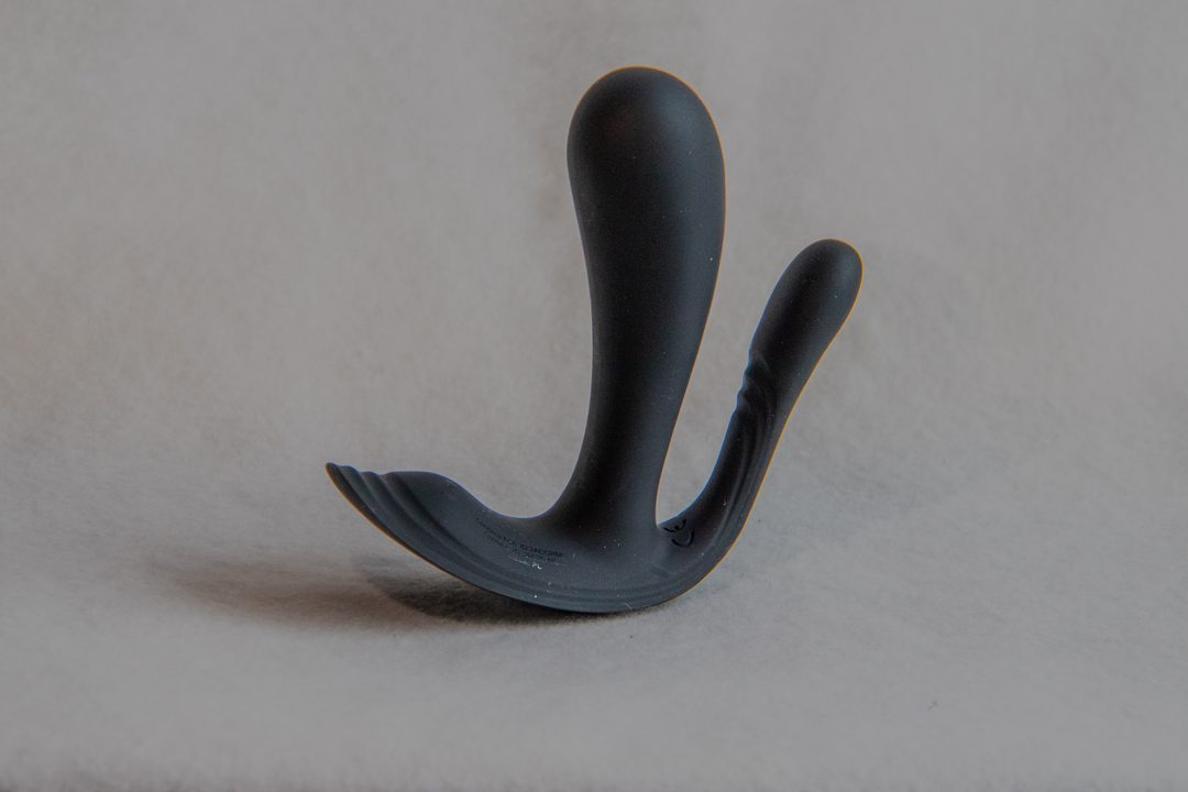 Vibratoren er formet som en bue med to oppstikkere. Den ene oppstikkeren er tynn, avrundet og smal og kan føres inn i analåpningen. Den andre oppstikkeren er tykkere og avrundet og kan føres inn i skjeden. På enden av buen er det en liten opphøyning som skal treffe klitoris fra utsiden.