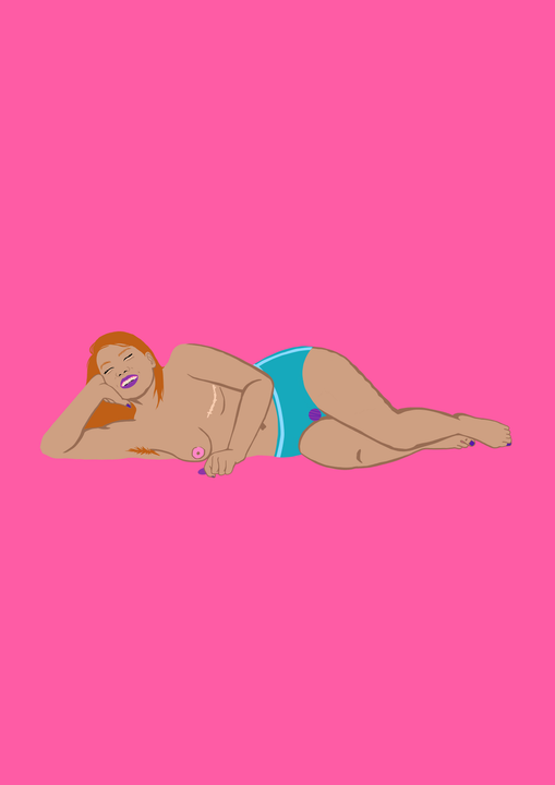En ung kvinne ligger på siden. Hun har oransje hår på hodet og under armen. Hun har ett horisontalt arr over brystet etter brystoperasjon. Hun har på seg en blå truse som det er festet en trusevibrator i. Hun holder en liten fjernkontroll til trusevibratoren. Hun har lukket øynene, men smiler med åpen munn.